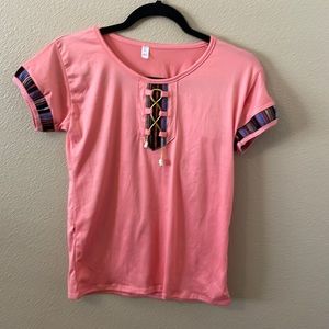Pink top with típico design